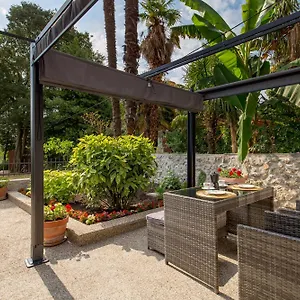 Clara Apartment